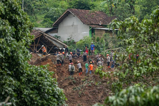 December 6, 2025, Bandung Regency, West Java, Indonesia: Joint officers searched for victims buried by a landslide in Kampung Condong, Wargaluyu Village, Arjasari District, Bandung Regency, West Java, on December 6, 2025. A joint team from the Indonesian National Armed Forces, Indonesian National Police, National Search and Rescue Agency, Regional Disaster Management Agency, Indonesian Red Cross, and volunteers searched for three victims who were believed to still be buried under the landslide that occurred on Friday evening, December 5. Bandung Regency Indonesia - ZUMAp283 20251206_zip_p283_016 Copyright: xClaudioxPramanax