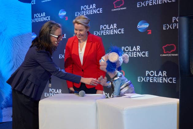 Nicole Strock.Stanley, Franziska Giffey und Cosmo von Galileo Kids -Eroeffnung der Ausstellung POLAR EXPERIENCE- Die Immersive Ausstellung ueber die Arktis und Antarktis in der Arena Berlin am 05.12.2025. Eroeffnung Polar Experience