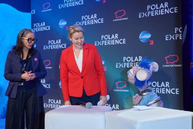 Nicole Strock.Stanley, Franziska Giffey und Cosmo von Galileo Kids -Eroeffnung der Ausstellung POLAR EXPERIENCE- Die Immersive Ausstellung ueber die Arktis und Antarktis in der Arena Berlin am 05.12.2025. Eroeffnung Polar Experience *** Nicole Strock Stanley, Franziska Giffey and Cosmo from Galileo Kids Opening of the exhibition POLAR EXPERIENCE The immersive exhibition about the Arctic and Antarctic in the Arena Berlin on 05 12 2025 Opening Polar Experience