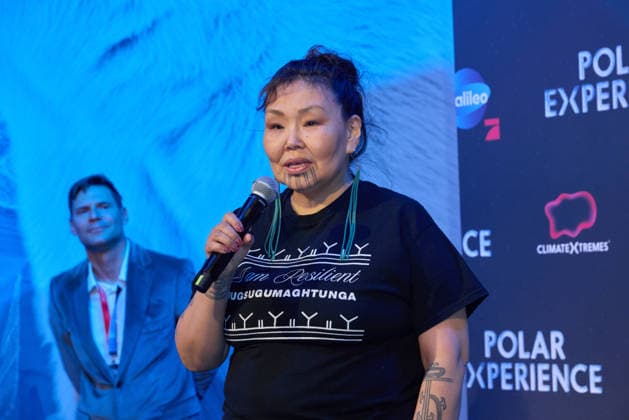 Yaari Walkler (Scharmanin der Yupic und Repraesentantin fuer Menschen der Arktis) -Eroeffnung der Ausstellung POLAR EXPERIENCE- Die Immersive Ausstellung ueber die Arktis und Antarktis in der Arena Berlin am 05.12.2025. Eroeffnung Polar Experience