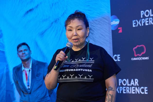Yaari Walkler (Scharmanin der Yupic und Repraesentantin fuer Menschen der Arktis) -Eroeffnung der Ausstellung POLAR EXPERIENCE- Die Immersive Ausstellung ueber die Arktis und Antarktis in der Arena Berlin am 05.12.2025. Eroeffnung Polar Experience