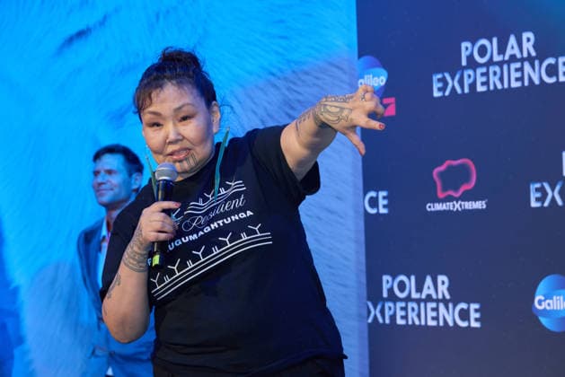 Yaari Walkler (Scharmanin der Yupic und Repraesentantin fuer Menschen der Arktis) -Eroeffnung der Ausstellung POLAR EXPERIENCE- Die Immersive Ausstellung ueber die Arktis und Antarktis in der Arena Berlin am 05.12.2025. Eroeffnung Polar Experience