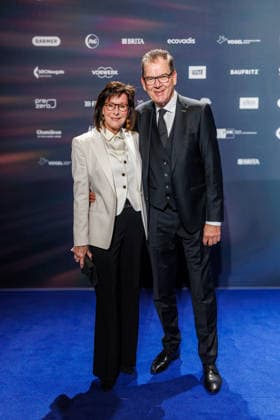 05.12.2025. Düsseldorf. Tag 2 am Rande der Verleihung 18. Deutscher Nachhaltigkeitspreis im Maritim Hotel. Hier: Dr. Gerd Müller mit Ehefrau Gertie Müller-Hoorens Düsseldorf Maritim Hotel Nordrhein-Westfalen Deutschland