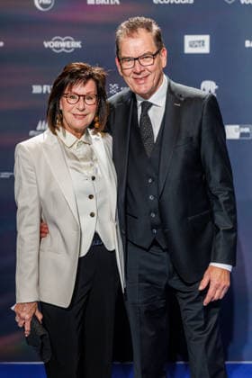 05.12.2025. Düsseldorf. Tag 2 am Rande der Verleihung 18. Deutscher Nachhaltigkeitspreis im Maritim Hotel. Hier: Dr. Gerd Müller mit Ehefrau Gertie Müller-Hoorens Düsseldorf Maritim Hotel Nordrhein-Westfalen Deutschland