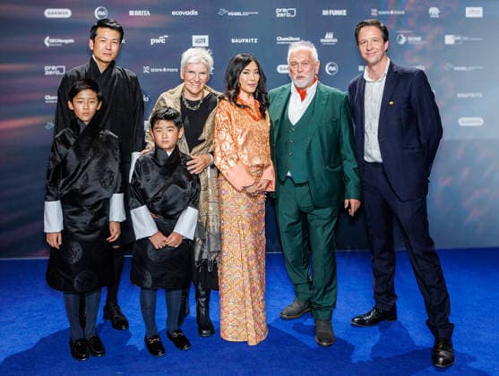 05.12.2025. Düsseldorf. Tag 2 am Rande der Verleihung 18. Deutscher Nachhaltigkeitspreis im Maritim Hotel. Hier: H.R.H. Prinzessin Dechen Yangzom Wangchuck von Bhutan (Mitte) mit Familie, Ute Leube (4. v. r), Kurt Ludwig Nübling (2. v r.) und Adrian Graf von Bernstorff (r.) Düsseldorf Maritim Hotel Nordrhein-Westfalen Deutschland