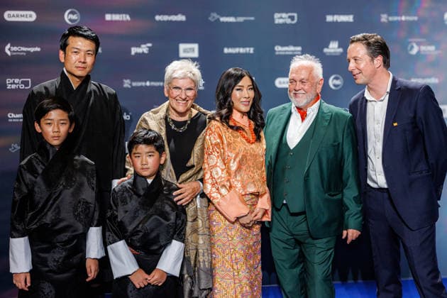 05.12.2025. Düsseldorf. Tag 2 am Rande der Verleihung 18. Deutscher Nachhaltigkeitspreis im Maritim Hotel. Hier: H.R.H. Prinzessin Dechen Yangzom Wangchuck von Bhutan (Mitte) mit Familie, Ute Leube (4. v. r), Kurt Ludwig Nübling (2. v r.) und Adrian Graf von Bernstorff (r.) Düsseldorf Maritim Hotel Nordrhein-Westfalen Deutschland *** 05 12 2025 Düsseldorf Day 2 on the sidelines of the award ceremony 18 German Sustainability Award at the Maritim Hotel Here H R H Princess Dechen Yangzom Wangchuck of Bhutan center with family, Ute Leube 4 v r , Kurt Ludwig Nübling 2 v r and Adrian Graf von Bernstorff r Düsseldorf Maritim Hotel North Rhine-Westphalia Germany