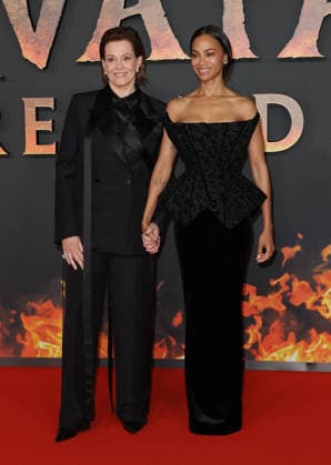 Sigourney Weaver et Zoe Saldana Avant première du film Avatar Fire and Ash Avatar de Feu et de Cendres à la Seine Musicale de Boulogne Billancourt le 5 décembre 2025 Coadic Guirec Bestimage Preview screening of the film Avatar Fire and Ash at the Seine Musicale in Boulogne Billancourt on December 5, 2025 Paris France  Copyright: xCOADICxGUIRECx xBESTIMAGExCOADICxGUIRECx xBESTIMAGEx