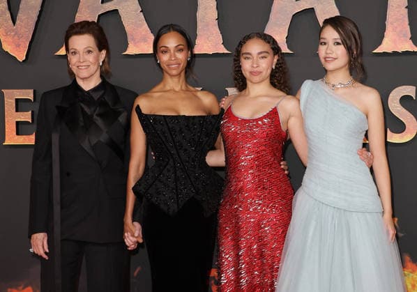 Sigourney Weaver, Zoe Saldana, Bailey Bass et Trinity Jo Li Bliss Avant première du film Avatar Fire and Ash Avatar de Feu et de Cendres à la Seine Musicale de Boulogne Billancourt le 5 décembre 2025 Coadic Guirec Bestimage Preview screening of the film Avatar Fire and Ash at the Seine Musicale in Boulogne Billancourt on December 5, 2025 Paris France  Copyright: xCOADICxGUIRECx xBESTIMAGExCOADICxGUIRECx xBESTIMAGEx