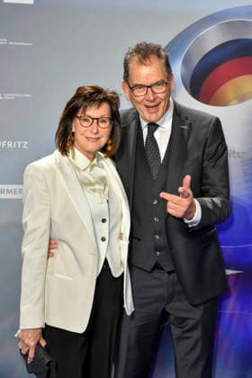 ABBduesseldorf: Gerd Müller Mueller mit Frau Gerti Müller Hoorens UNIDO Generalsekretaer zu Gast auf dem blauen Teppich bei der 18.Verleihung Deutscher Nachhaltigkeitspreis 2025 im Maritim Hotel am 05.12.2025 NRW Deutschland