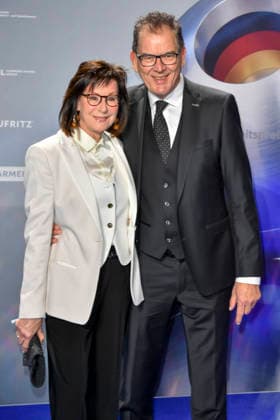 ABBduesseldorf: Gerd Müller Mueller mit Frau Gerti Müller Hoorens UNIDO Generalsekretaer zu Gast auf dem blauen Teppich bei der 18.Verleihung Deutscher Nachhaltigkeitspreis 2025 im Maritim Hotel am 05.12.2025 NRW Deutschland