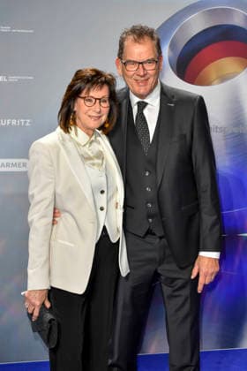 ABBduesseldorf: Gerd Müller Mueller mit Frau Gerti Müller Hoorens UNIDO Generalsekretaer zu Gast auf dem blauen Teppich bei der 18.Verleihung Deutscher Nachhaltigkeitspreis 2025 im Maritim Hotel am 05.12.2025 NRW Deutschland