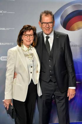 ABBduesseldorf: Gerd Müller Mueller mit Frau Gerti Müller Hoorens UNIDO Generalsekretaer zu Gast auf dem blauen Teppich bei der 18.Verleihung Deutscher Nachhaltigkeitspreis 2025 im Maritim Hotel am 05.12.2025 NRW Deutschland
