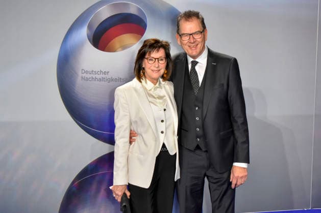 ABBduesseldorf: Gerd Müller Mueller mit Frau Gerti Müller Hoorens UNIDO Generalsekretaer zu Gast auf dem blauen Teppich bei der 18.Verleihung Deutscher Nachhaltigkeitspreis 2025 im Maritim Hotel am 05.12.2025 NRW Deutschland
