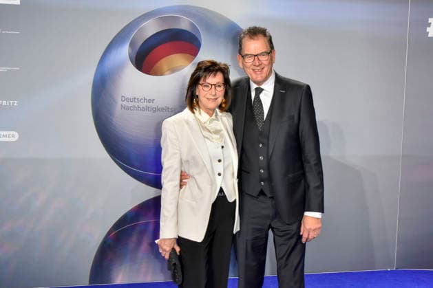 ABBduesseldorf: Gerd Müller Mueller mit Frau Gerti Müller Hoorens zu Gast auf dem blauen Teppich bei der 18.Verleihung Deutscher Nachhaltigkeitspreis 2025 im Maritim Hotel am 05.12.2025 NRW Deutschland