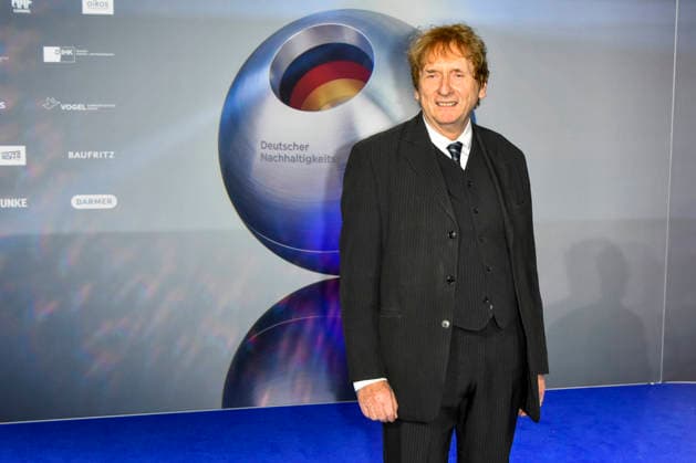 ABBduesseldorf: Michael Braungart deutscher Verfahrenstechniker und Chemiker zu Gast auf dem blauen Teppich bei der 18.Verleihung Deutscher Nachhaltigkeitspreis 2025 im Maritim Hotel am 05.12.2025 NRW Deutschland