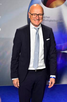 ABBduesseldorf: Karsten Schwanke deutscher Meteorologe und Fernsehmoderator zu Gast auf dem blauen Teppich bei der 18.Verleihung Deutscher Nachhaltigkeitspreis 2025 im Maritim Hotel am 05.12.2025 NRW Deutschland