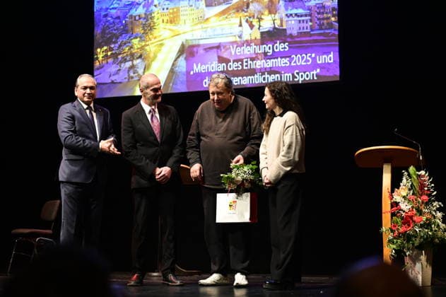 Octavian Ursu, Reinhard Seeliger,Matthias Eisenberg und Constanze Geier bei der Feierstunde zur Verleihung des Meridian des Ehrenamtes im Gerhart-Hauptmann-Theater Görlitz. Görlitz, 05.12.2025 Copyright: xMatthiasxWehnertx
