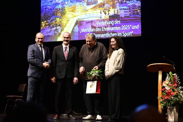 Octavian Ursu, Reinhard Seeliger,Matthias Eisenberg und Constanze Geier bei der Feierstunde zur Verleihung des Meridian des Ehrenamtes im Gerhart-Hauptmann-Theater Görlitz. Görlitz, 05.12.2025 Copyright: xMatthiasxWehnertx