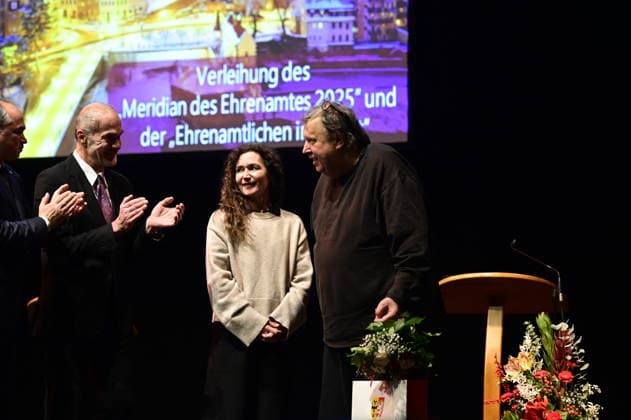 Octavian Ursu, Reinhard Seeliger,Matthias Eisenberg und Constanze Geier bei der Feierstunde zur Verleihung des Meridian des Ehrenamtes im Gerhart-Hauptmann-Theater Görlitz. Görlitz, 05.12.2025 Copyright: xMatthiasxWehnertx