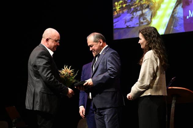 Marco Mende, Martin Schulz, Octavian Ursu und Constanze Geier bei der Feierstunde zur Verleihung des Meridian des Ehrenamtes im Gerhart-Hauptmann-Theater Görlitz. Görlitz, 05.12.2025 Copyright: xMatthiasxWehnertx