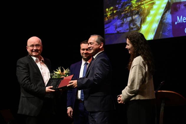Marco Mende, Martin Schulz, Octavian Ursu und Constanze Geier bei der Feierstunde zur Verleihung des Meridian des Ehrenamtes im Gerhart-Hauptmann-Theater Görlitz. Görlitz, 05.12.2025 Copyright: xMatthiasxWehnertx