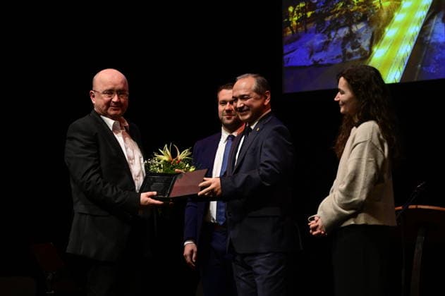 Marco Mende, Martin Schulz, Octavian Ursu und Constanze Geier bei der Feierstunde zur Verleihung des Meridian des Ehrenamtes im Gerhart-Hauptmann-Theater Görlitz. Görlitz, 05.12.2025 Copyright: xMatthiasxWehnertx
