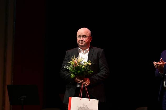 Marco Mende bei der Feierstunde zur Verleihung des Meridian des Ehrenamtes im Gerhart-Hauptmann-Theater Görlitz. Görlitz, 05.12.2025 Copyright: xMatthiasxWehnertx