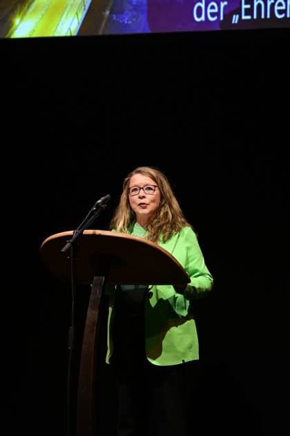 Catrin Hammer bei der Feierstunde zur Verleihung des Meridian des Ehrenamtes im Gerhart-Hauptmann-Theater Görlitz. Görlitz, 05.12.2025 Copyright: xMatthiasxWehnertx