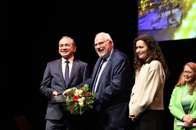 Octavian Ursu, Carsten Liebig, Constanze Geier und Catrin Hammer bei der Feierstunde zur Verleihung des Meridian des Ehrenamtes im Gerhart-Hauptmann-Theater Görlitz. Görlitz, 05.12.2025 Copyright: xMatthiasxWehnertx