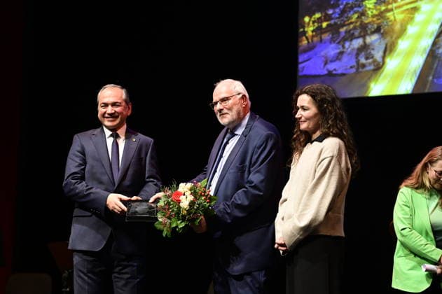 Octavian Ursu, Carsten Liebig, Constanze Geier und Catrin Hammer bei der Feierstunde zur Verleihung des Meridian des Ehrenamtes im Gerhart-Hauptmann-Theater Görlitz. Görlitz, 05.12.2025 Copyright: xMatthiasxWehnertx