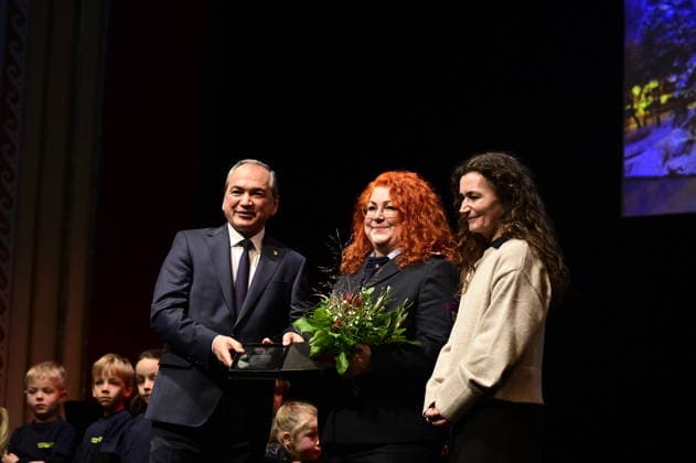 Octavian Ursu, Antje Steiner und Constanze Geier bei der Feierstunde zur Verleihung des Meridian des Ehrenamtes im Gerhart-Hauptmann-Theater Görlitz. Görlitz, 05.12.2025 Copyright: xMatthiasxWehnertx
