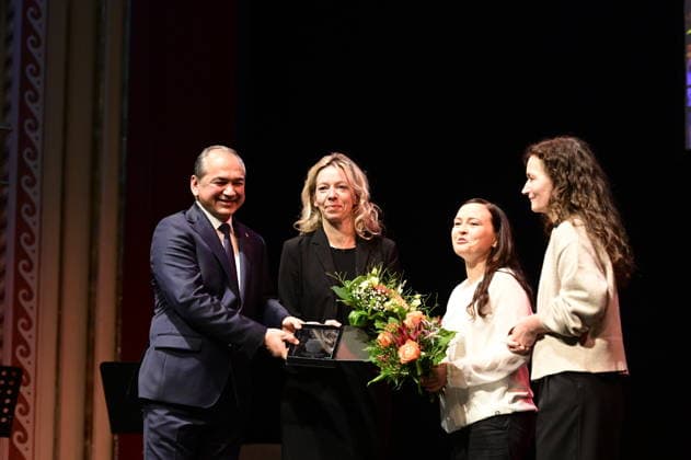 Octavian Ursu, Team TelefonSeelsorge Oberlausitz und Constanze Geier bei der Feierstunde zur Verleihung des Meridian des Ehrenamtes im Gerhart-Hauptmann-Theater Görlitz. Görlitz, 05.12.2025 Copyright: xMatthiasxWehnertx
