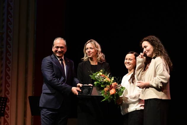 Octavian Ursu, Team TelefonSeelsorge Oberlausitz und Constanze Geier bei der Feierstunde zur Verleihung des Meridian des Ehrenamtes im Gerhart-Hauptmann-Theater Görlitz. Görlitz, 05.12.2025 Copyright: xMatthiasxWehnertx