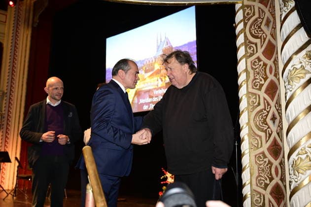 Octavian Ursu und Matthias Eisenberg bei der Feierstunde zur Verleihung des Meridian des Ehrenamtes im Gerhart-Hauptmann-Theater Görlitz. Görlitz, 05.12.2025 Copyright: xMatthiasxWehnertx