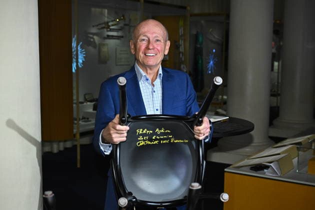 Peter Howitt, laureate in economics, signs the Nobel chairs at the Nobel Museum in Stockholm, Sweden, December 6, 2025 STOCKHOLM SWEDEN x10090x  Copyright: xClaudioxBresciani TTx NOBEL CHAIRS ARE SIGNED BY THE PRIZE WINNERS lHDqDVvOnjk