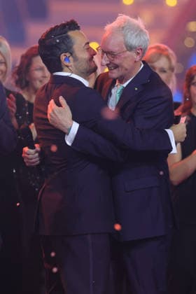 Die große Weihnachtsshow 2025 Moderator Giovanni Zarrella umarmt Johannes Zurnieden (Gründer und Geschäftsführer des Bonner Kreuzfahrtveranstalters Phoenix Reisen), welcher gerade im Namen von Phoenix Reisen 1,2 Millionen Euro. gespendet hat. Die große Weihnachtsshow präsentiert von Giovanni Zarrella. ZDF-Live Sendung vom 04.12.2025 in der Baden-Arena Offenburg. Offenburg, Baden-Württemberg, Deutschland.
