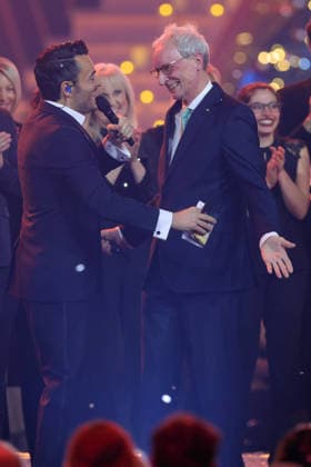 Die große Weihnachtsshow 2025 Moderator Giovanni Zarrella umarmt Johannes Zurnieden (Gründer und Geschäftsführer des Bonner Kreuzfahrtveranstalters Phoenix Reisen), welcher gerade im Namen von Phoenix Reisen 1,2 Millionen Euro. gespendet hat. Die große Weihnachtsshow präsentiert von Giovanni Zarrella. ZDF-Live Sendung vom 04.12.2025 in der Baden-Arena Offenburg. Offenburg, Baden-Württemberg, Deutschland.