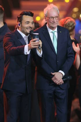 Die große Weihnachtsshow 2025 Moderator Giovanni Zarrella mit Dr. Andreas Frick (Chef von Misereor), Johannes Zurnieden und Dr. Dagmar Pruin. Die große Weihnachtsshow präsentiert von Giovanni Zarrella. ZDF-Live Sendung vom 04.12.2025 in der Baden-Arena Offenburg. Offenburg, Baden-Württemberg, Deutschland.