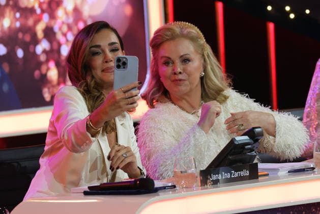 Die große Weihnachtsshow 2025 Jana Ina Zarrella und Marijke Amado machen ein Selfie beim Spendentelefon. Die große Weihnachtsshow präsentiert von Giovanni Zarrella. ZDF-Live Sendung vom 04.12.2025 in der Baden-Arena Offenburg. Offenburg, Baden-Württemberg, Deutschland.