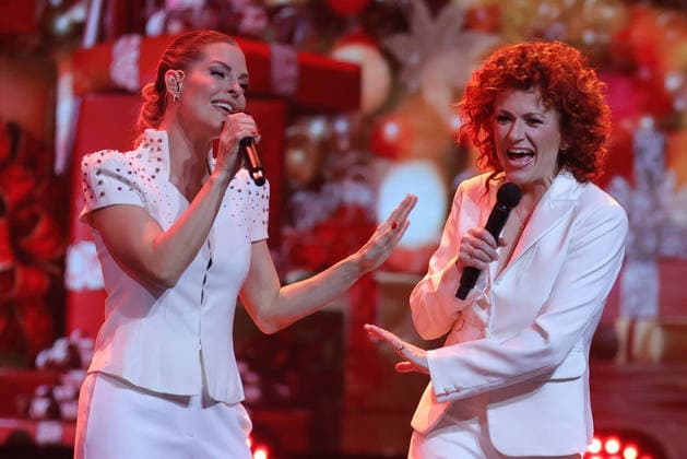 Die große Weihnachtsshow 2025 Sandy Mölling und Lucy Diakovska von den No Angels. Die große Weihnachtsshow präsentiert von Giovanni Zarrella. ZDF-Live Sendung vom 04.12.2025 in der Baden-Arena Offenburg. Offenburg, Baden-Württemberg, Deutschland.