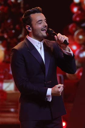 Die große Weihnachtsshow 2025 Moderator Giovanni Zarrella. Die große Weihnachtsshow präsentiert von Giovanni Zarrella. ZDF-Live Sendung vom 04.12.2025 in der Baden-Arena Offenburg. Offenburg, Baden-Württemberg, Deutschland.