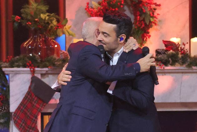 Die große Weihnachtsshow 2025 Moderator Giovanni Zarrella umarmt Eros Ramazzotti (italienischer Popsänger, Songwriter und Musikproduzent). Die große Weihnachtsshow präsentiert von Giovanni Zarrella. ZDF-Live Sendung vom 04.12.2025 in der Baden-Arena Offenburg. Offenburg, Baden-Württemberg, Deutschland.