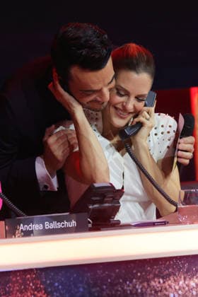 Die große Weihnachtsshow 2025 Moderator Giovanni Zarrella umarmt zärtlich Sandy Mölling von den No Angels, die am Spendentelefon sitzt. Die große Weihnachtsshow präsentiert von Giovanni Zarrella. ZDF-Live Sendung vom 04.12.2025 in der Baden-Arena Offenburg. Offenburg, Baden-Württemberg, Deutschland.