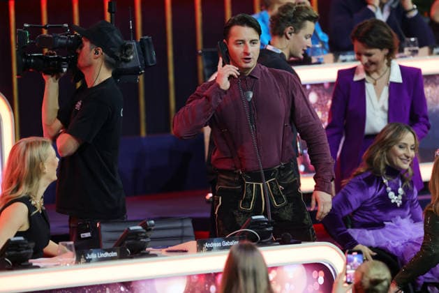 Die große Weihnachtsshow 2025 Andreas Gabalier (österreichischer Sänger der volkstümlichen Musik), der am Spendentelefon sitzt. Die große Weihnachtsshow präsentiert von Giovanni Zarrella. ZDF-Live Sendung vom 04.12.2025 in der Baden-Arena Offenburg. Offenburg, Baden-Württemberg, Deutschland.