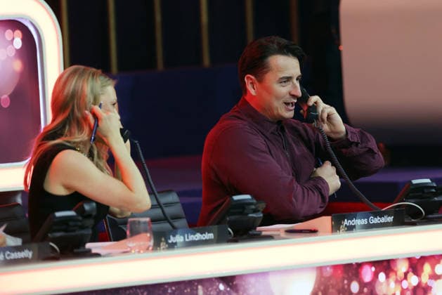 Die große Weihnachtsshow 2025 Andreas Gabalier (österreichischer Sänger der volkstümlichen Musik), der am Spendentelefon sitzt. Die große Weihnachtsshow präsentiert von Giovanni Zarrella. ZDF-Live Sendung vom 04.12.2025 in der Baden-Arena Offenburg. Offenburg, Baden-Württemberg, Deutschland.