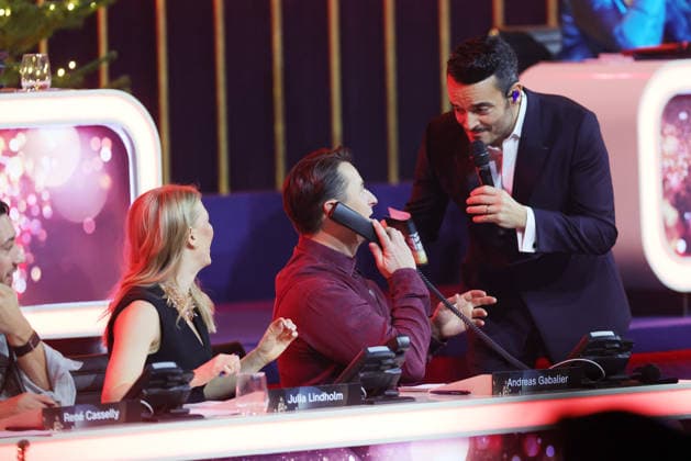 Die große Weihnachtsshow 2025 Moderator Giovanni Zarrella mit Andreas Gabalier (österreichischer Sänger der volkstümlichen Musik), der am Spendentelefon sitzt. Die große Weihnachtsshow präsentiert von Giovanni Zarrella. ZDF-Live Sendung vom 04.12.2025 in der Baden-Arena Offenburg. Offenburg, Baden-Württemberg, Deutschland.