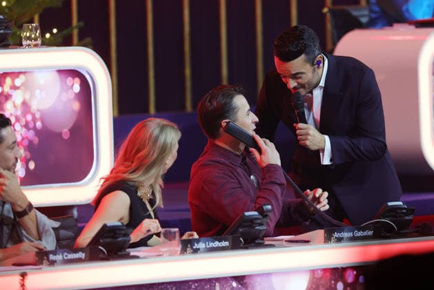 Die große Weihnachtsshow 2025 Moderator Giovanni Zarrella mit Andreas Gabalier (österreichischer Sänger der volkstümlichen Musik), der am Spendentelefon sitzt. Die große Weihnachtsshow präsentiert von Giovanni Zarrella. ZDF-Live Sendung vom 04.12.2025 in der Baden-Arena Offenburg. Offenburg, Baden-Württemberg, Deutschland.