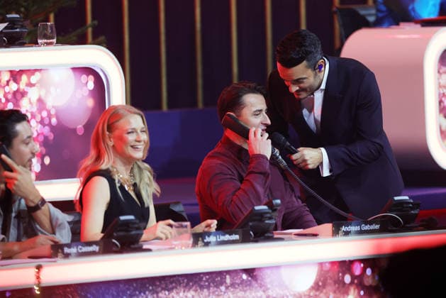 Die große Weihnachtsshow 2025 Moderator Giovanni Zarrella mit Andreas Gabalier (österreichischer Sänger der volkstümlichen Musik), der am Spendentelefon sitzt. Die große Weihnachtsshow präsentiert von Giovanni Zarrella. ZDF-Live Sendung vom 04.12.2025 in der Baden-Arena Offenburg. Offenburg, Baden-Württemberg, Deutschland.