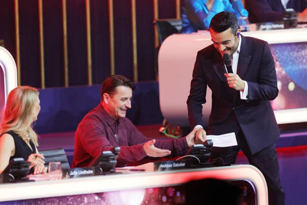 Die große Weihnachtsshow 2025 Moderator Giovanni Zarrella mit Andreas Gabalier (österreichischer Sänger der volkstümlichen Musik), der am Spendentelefon sitzt. Die große Weihnachtsshow präsentiert von Giovanni Zarrella. ZDF-Live Sendung vom 04.12.2025 in der Baden-Arena Offenburg. Offenburg, Baden-Württemberg, Deutschland.