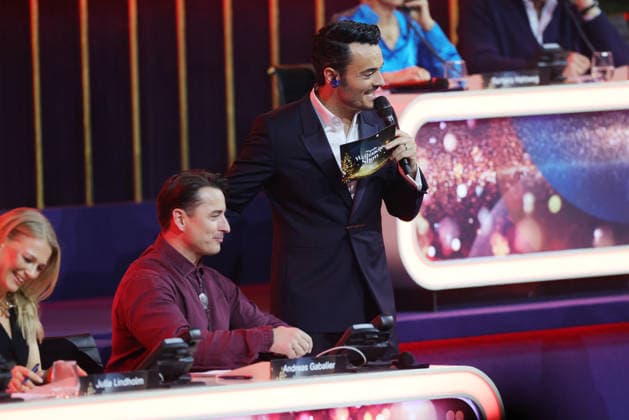 Die große Weihnachtsshow 2025 Moderator Giovanni Zarrella mit Andreas Gabalier (österreichischer Sänger der volkstümlichen Musik), der am Spendentelefon sitzt. Die große Weihnachtsshow präsentiert von Giovanni Zarrella. ZDF-Live Sendung vom 04.12.2025 in der Baden-Arena Offenburg. Offenburg, Baden-Württemberg, Deutschland.